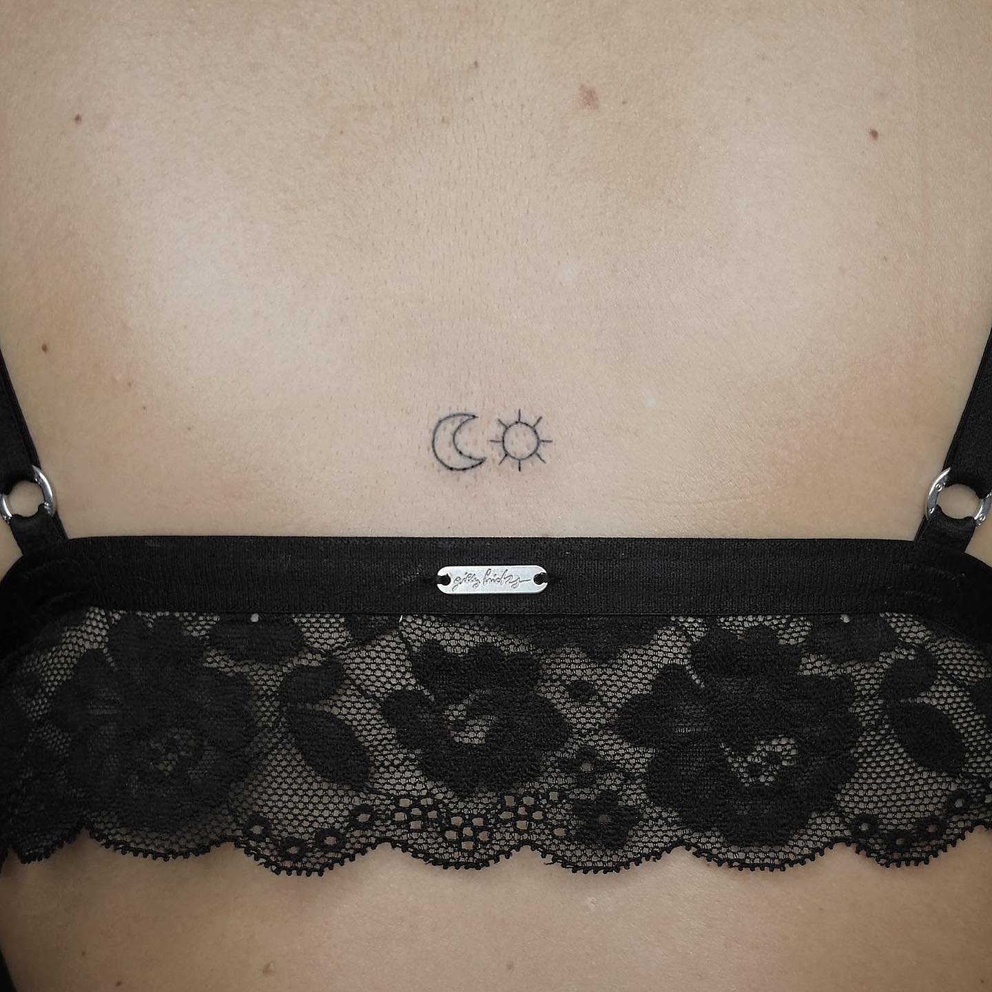 Tatuaje de luna en pecho, línea fina Sinkply Madrid