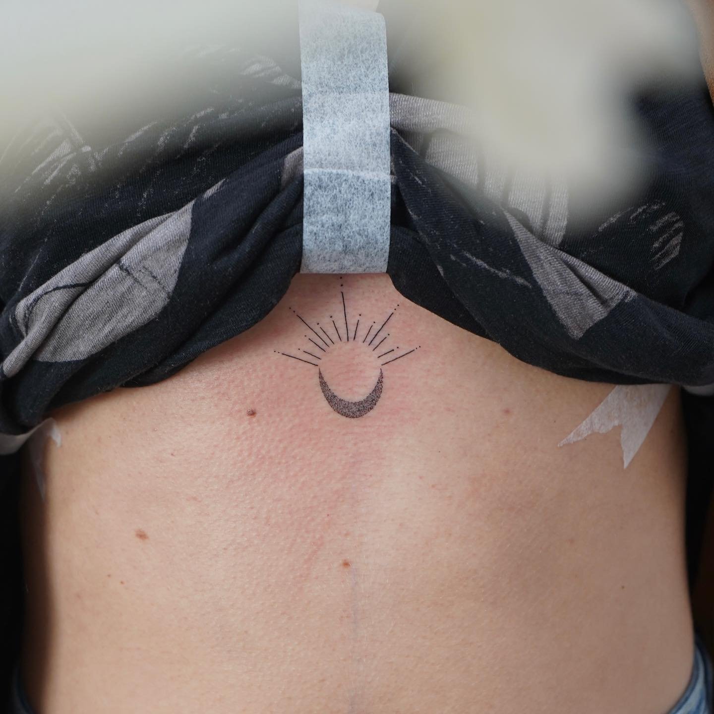 Tatuaje de luna en pecho, línea fina Sinkply Madrid