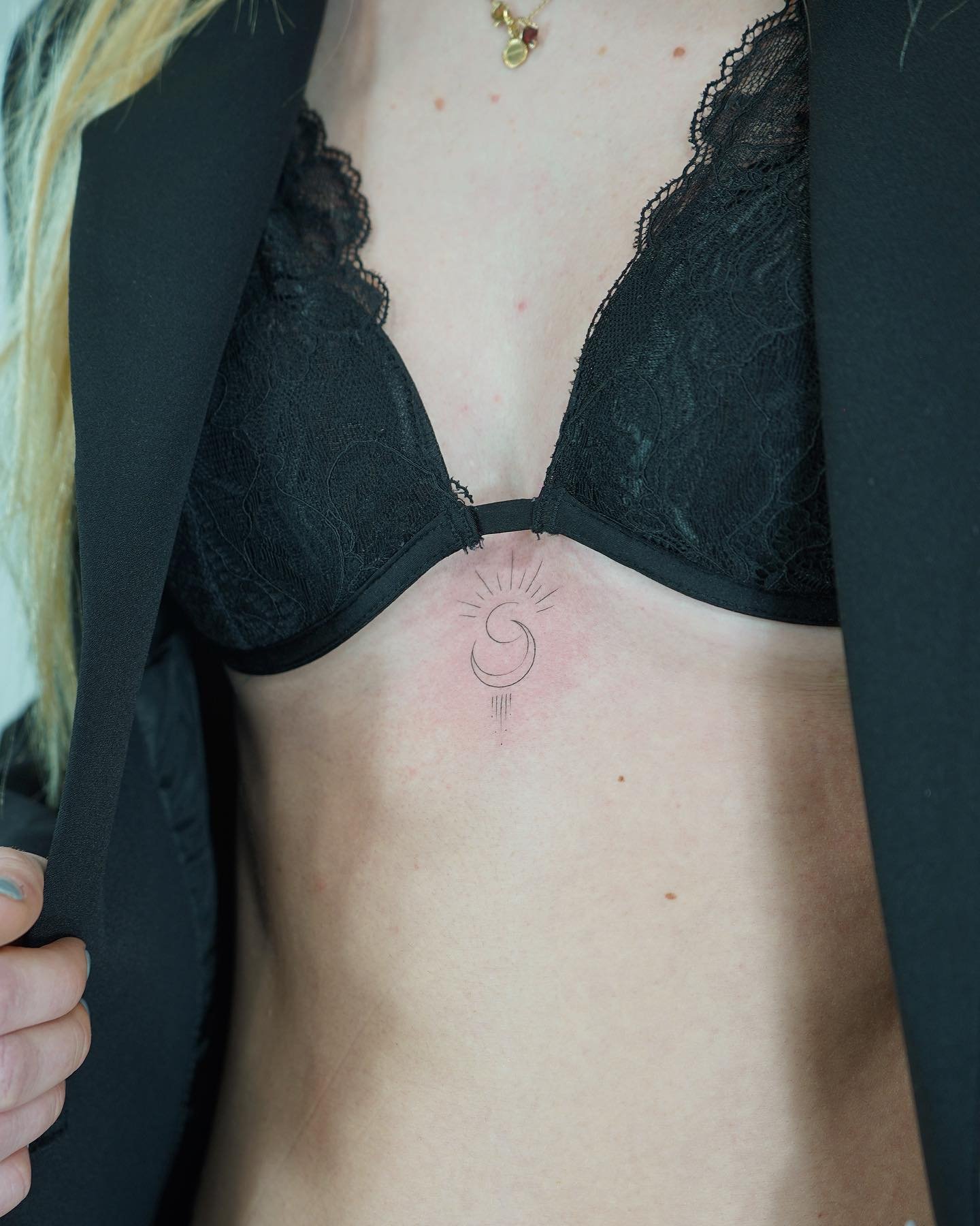 Tatuaje de luna en pecho, línea fina Sinkply Madrid