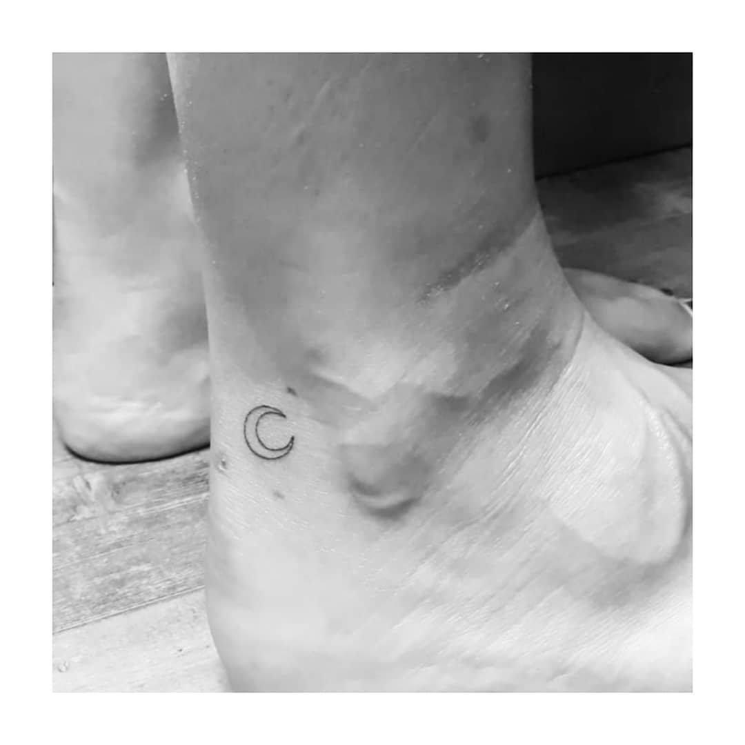 Tatuaje de luna en pie, línea fina Sinkply Madrid