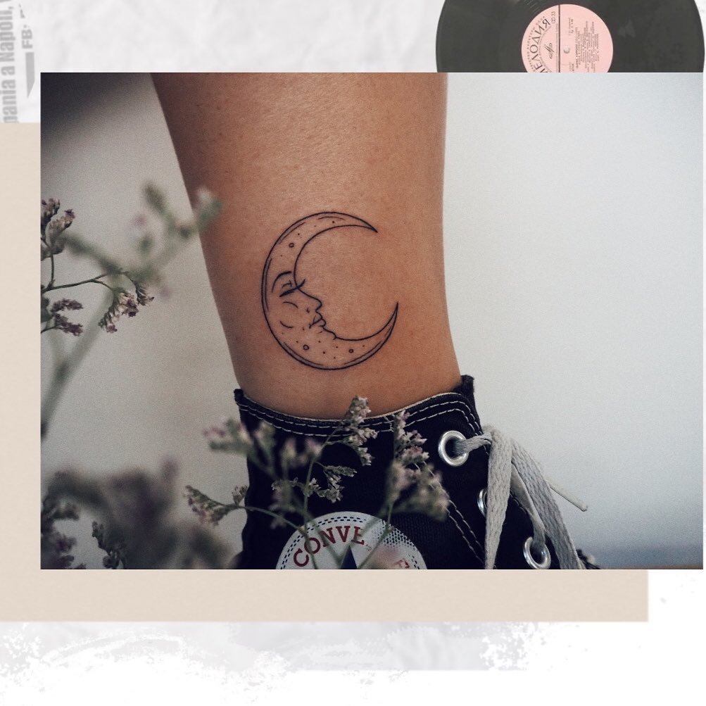 Tatuaje de luna en pie, línea fina Sinkply Madrid