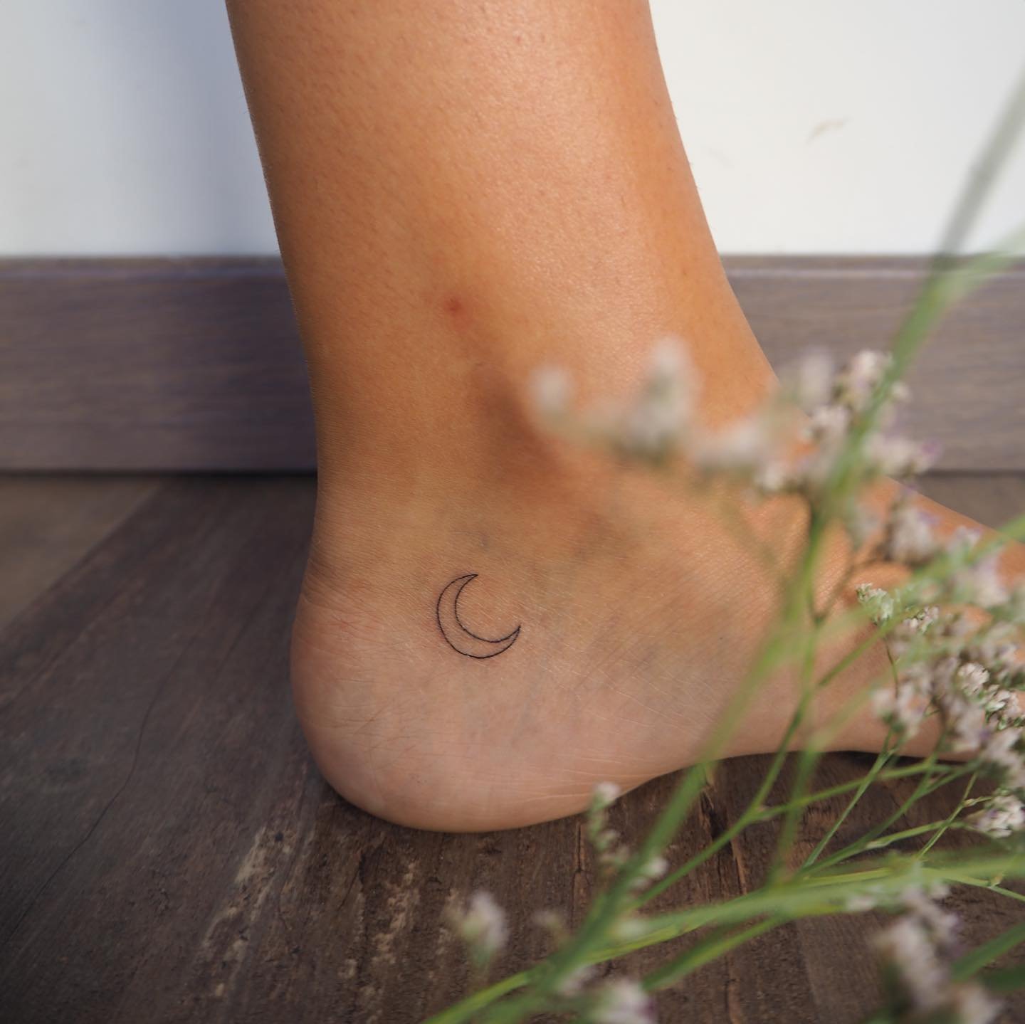 Tatuaje de luna en pie, línea fina Sinkply Madrid