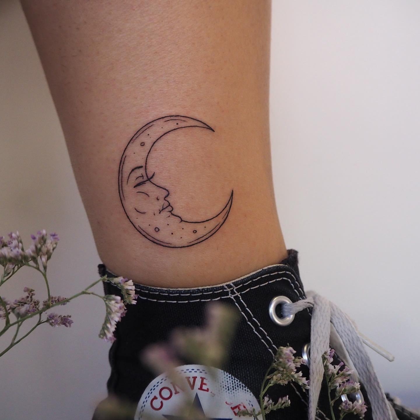 Tatuaje de luna en pie, línea fina Sinkply Madrid