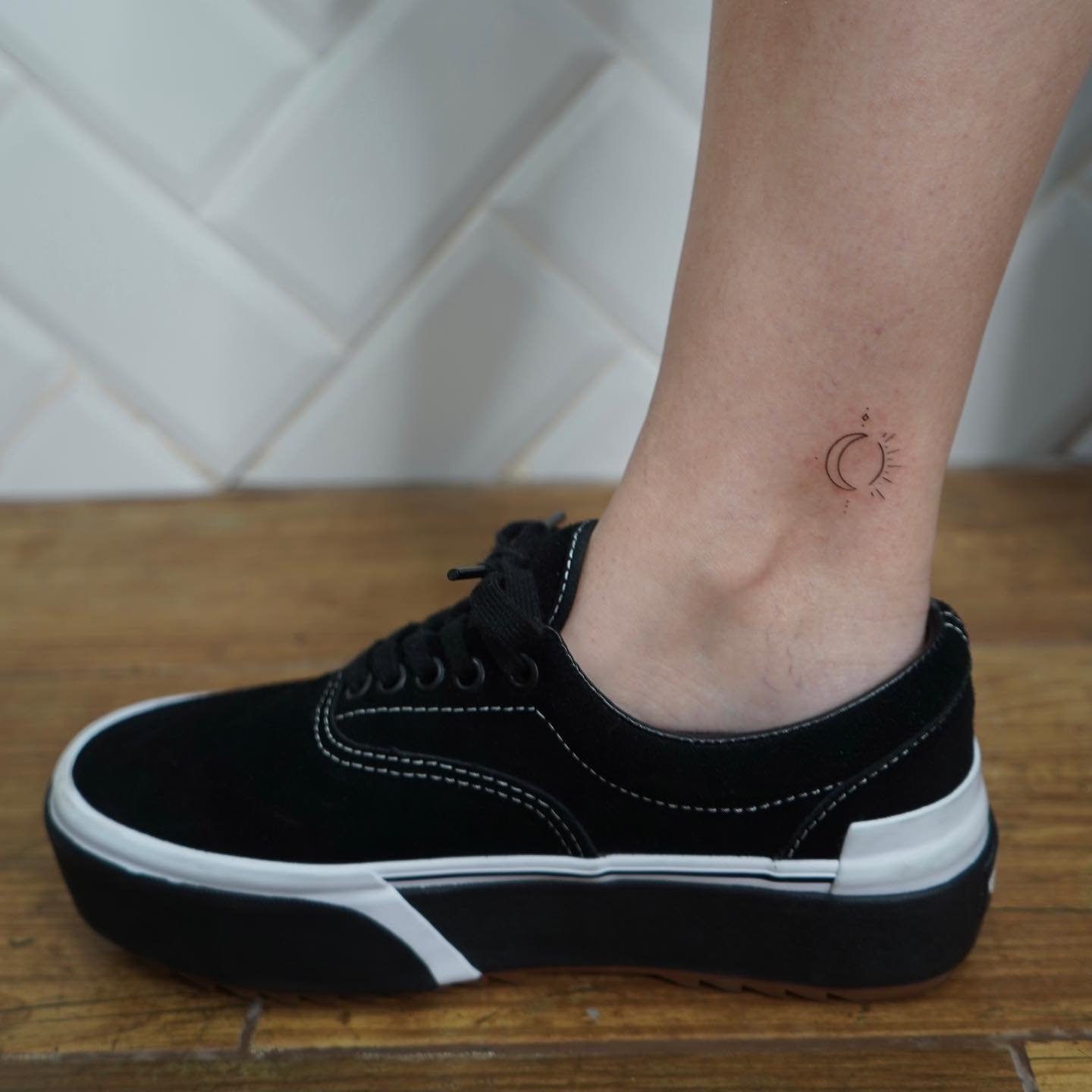 Tatuaje de luna en pie, línea fina Sinkply Madrid