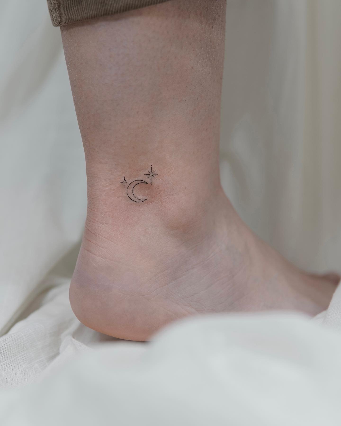 Tatuaje de luna en pie, línea fina Sinkply Madrid