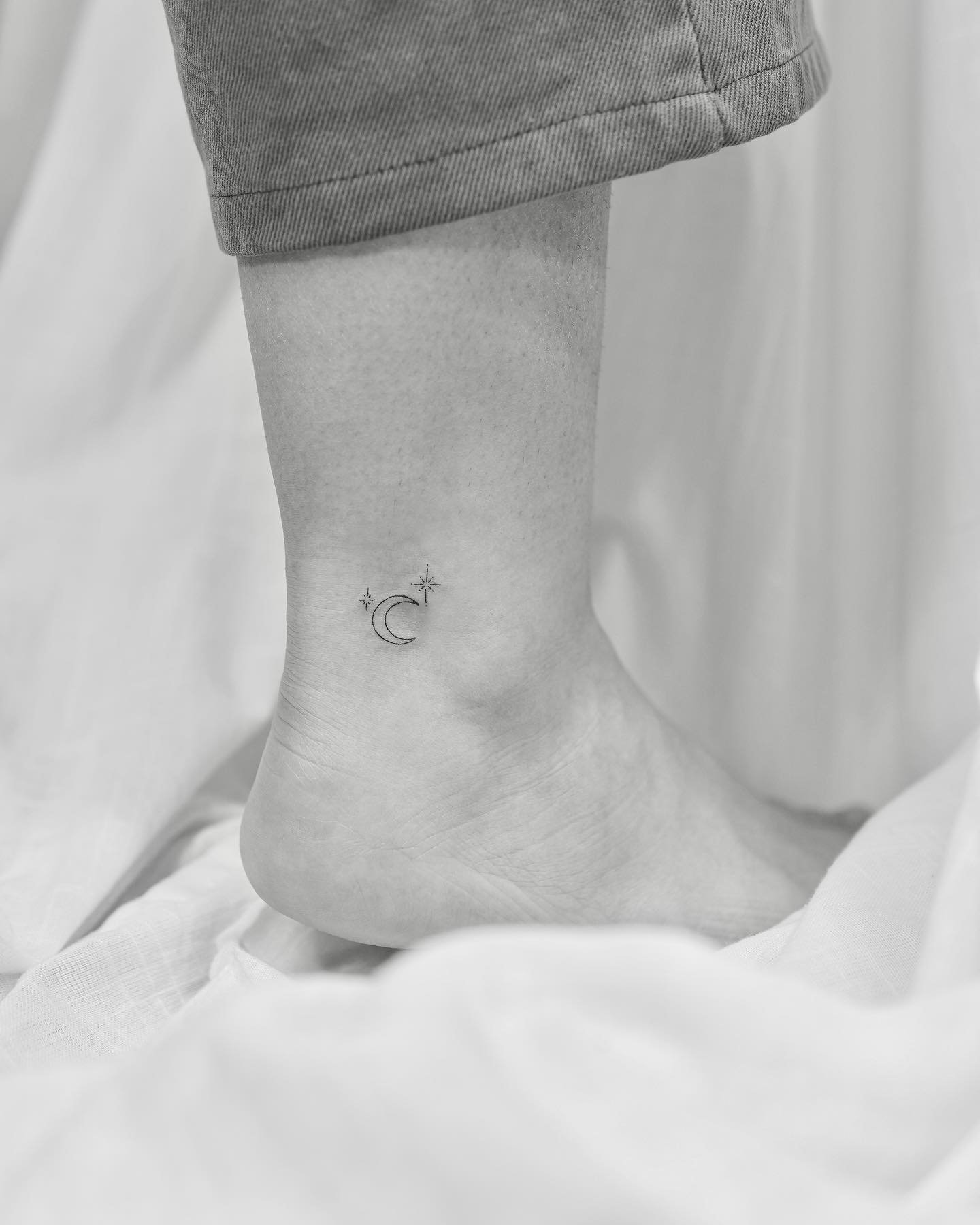 Tatuaje de luna en pie, línea fina Sinkply Studio