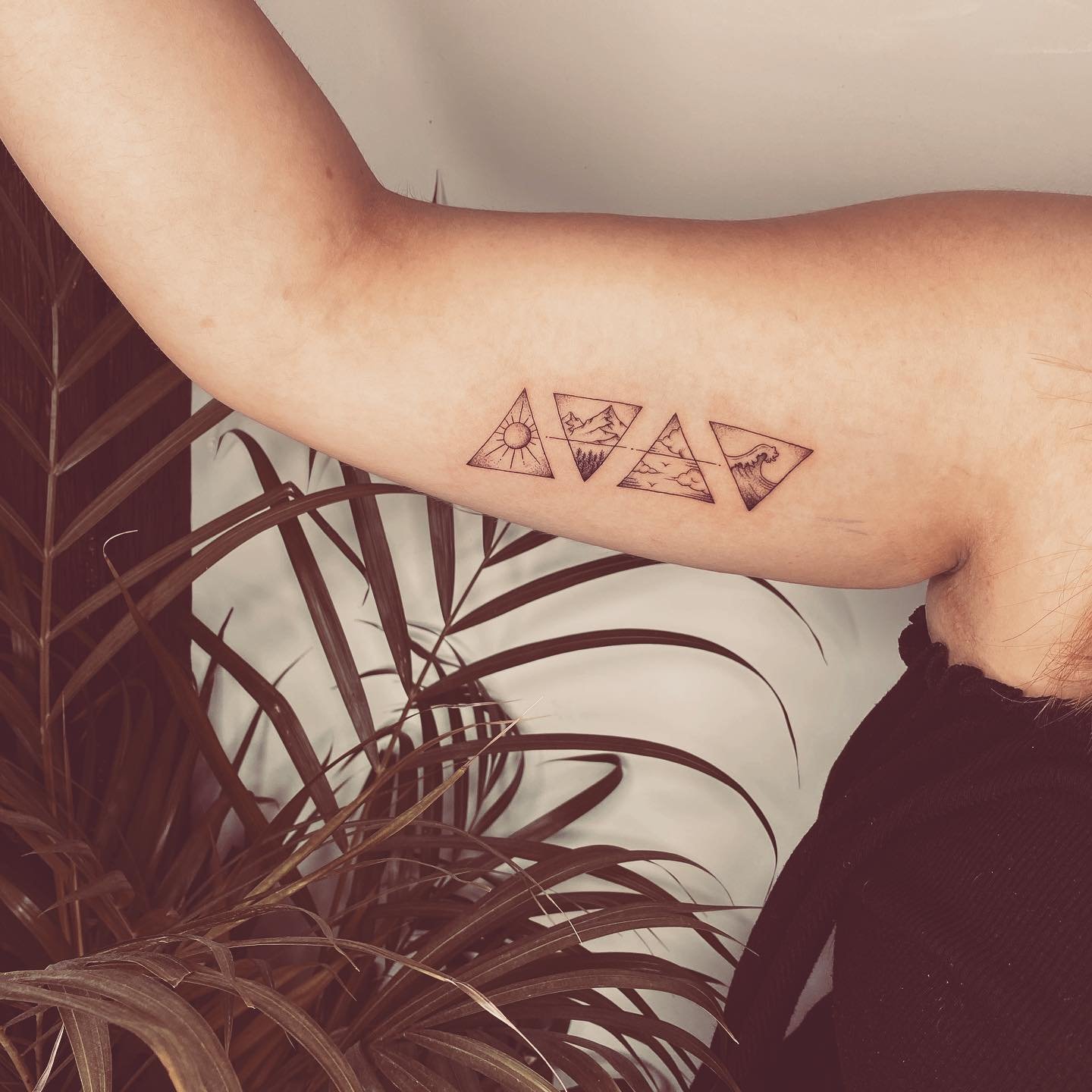Tatuaje de sol en antebrazo, línea fina Sinkply Madrid