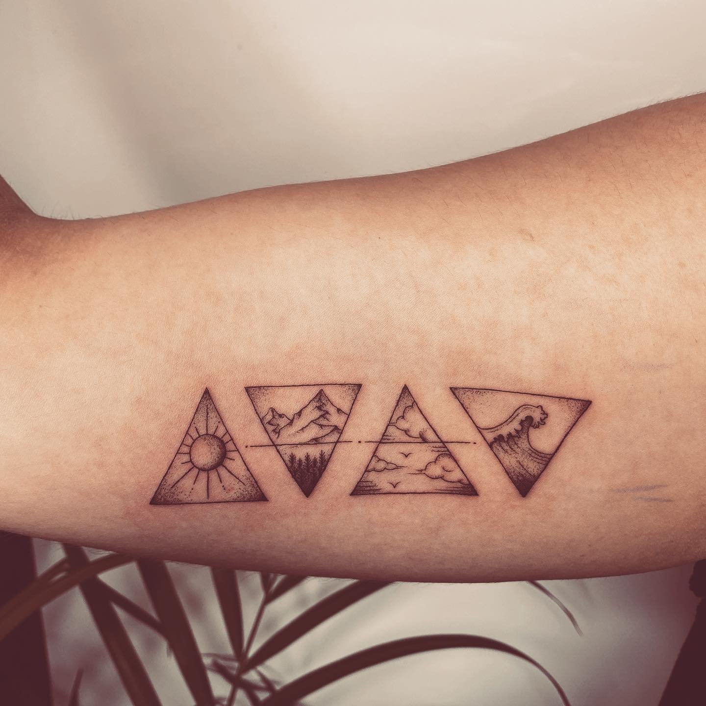 Tatuaje de sol en antebrazo, línea fina Sinkply Madrid
