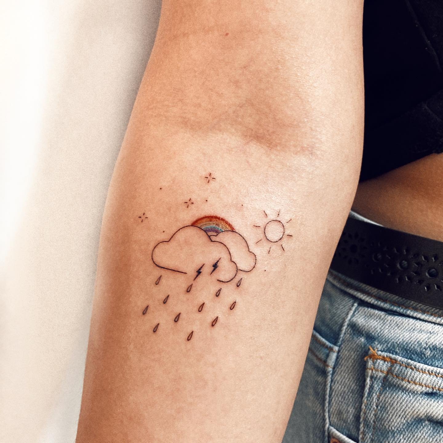 Tatuaje de sol en antebrazo, línea fina Sinkply Madrid