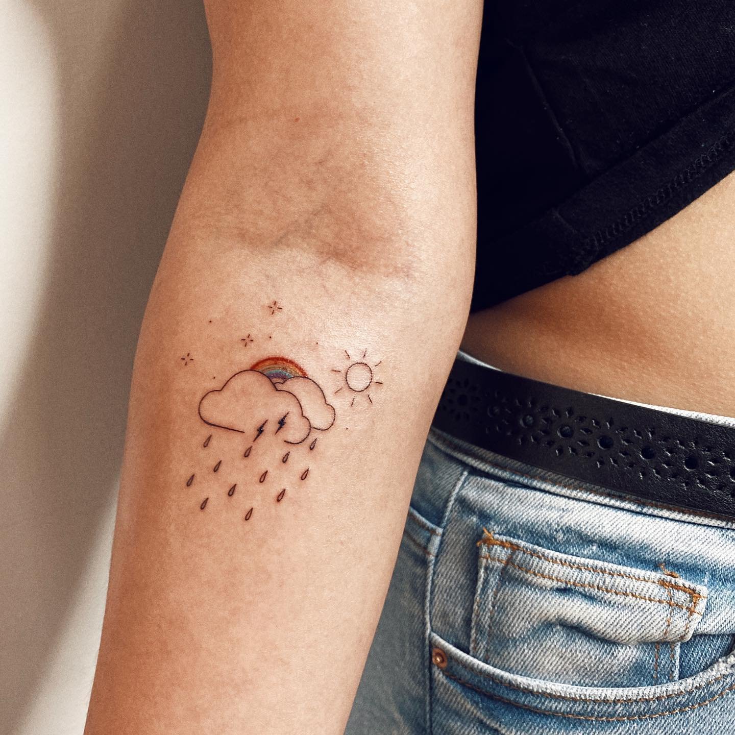 Tatuaje de sol en antebrazo, línea fina Sinkply Madrid