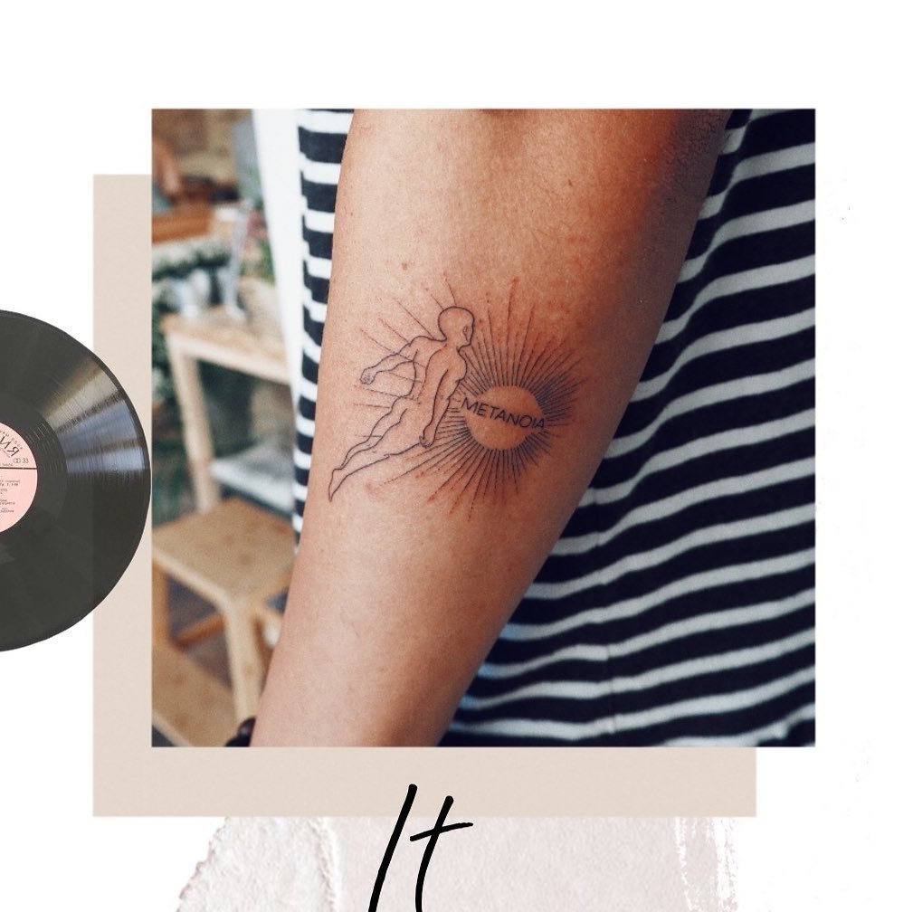 Tatuaje de sol en antebrazo, línea fina Sinkply Madrid