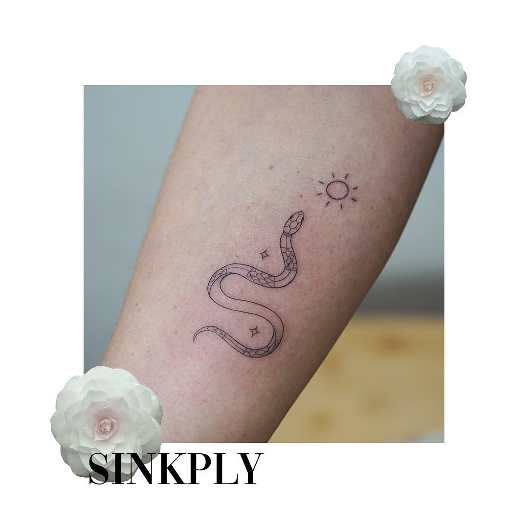Tatuaje de sol en antebrazo, línea fina Sinkply Madrid