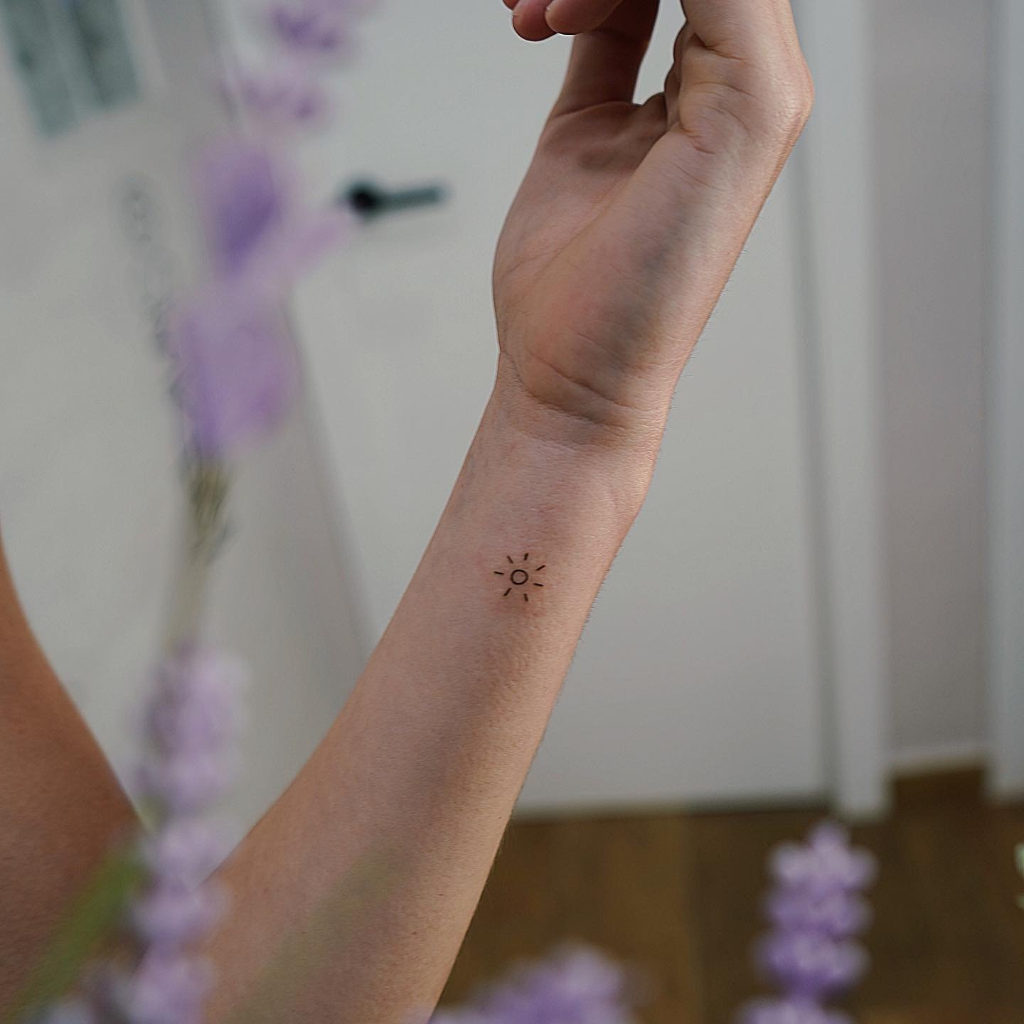 Tatuaje de sol en antebrazo, línea fina Sinkply Madrid