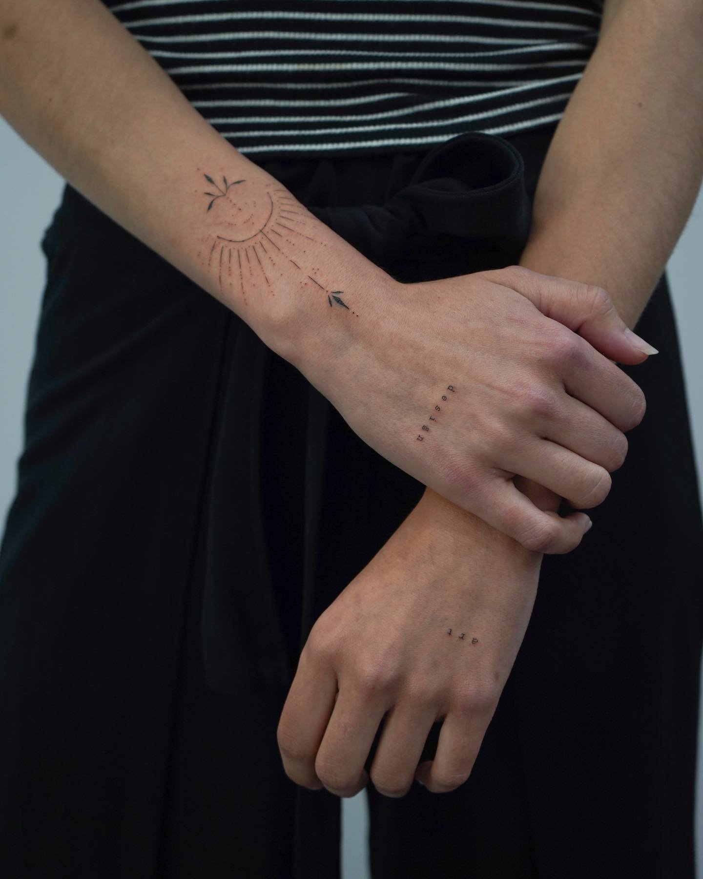 Tatuaje de sol en antebrazo, línea fina Sinkply Madrid