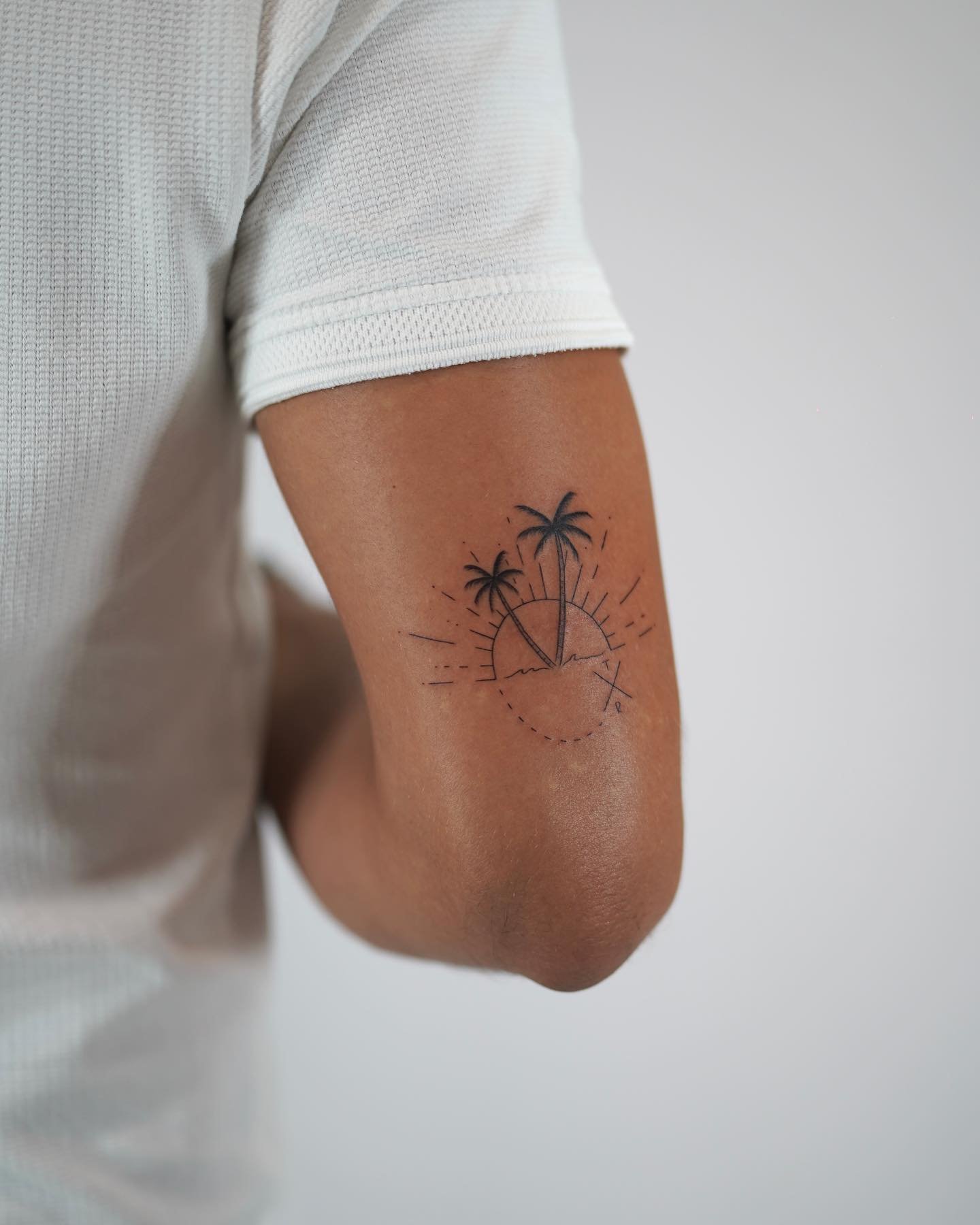 Tatuaje de sol en antebrazo, línea fina Sinkply Madrid