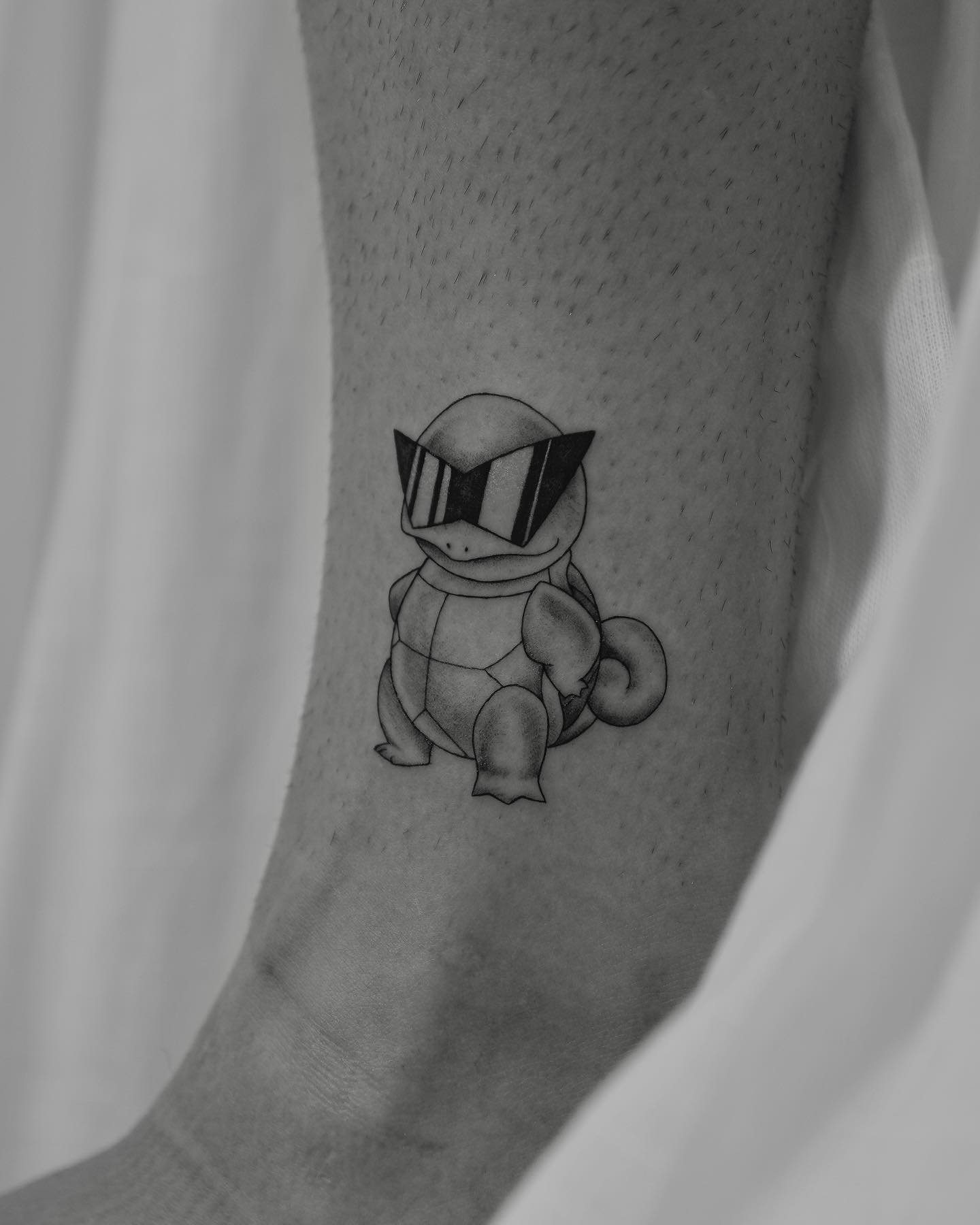 Tatuaje de sol en antebrazo, línea fina Sinkply Madrid