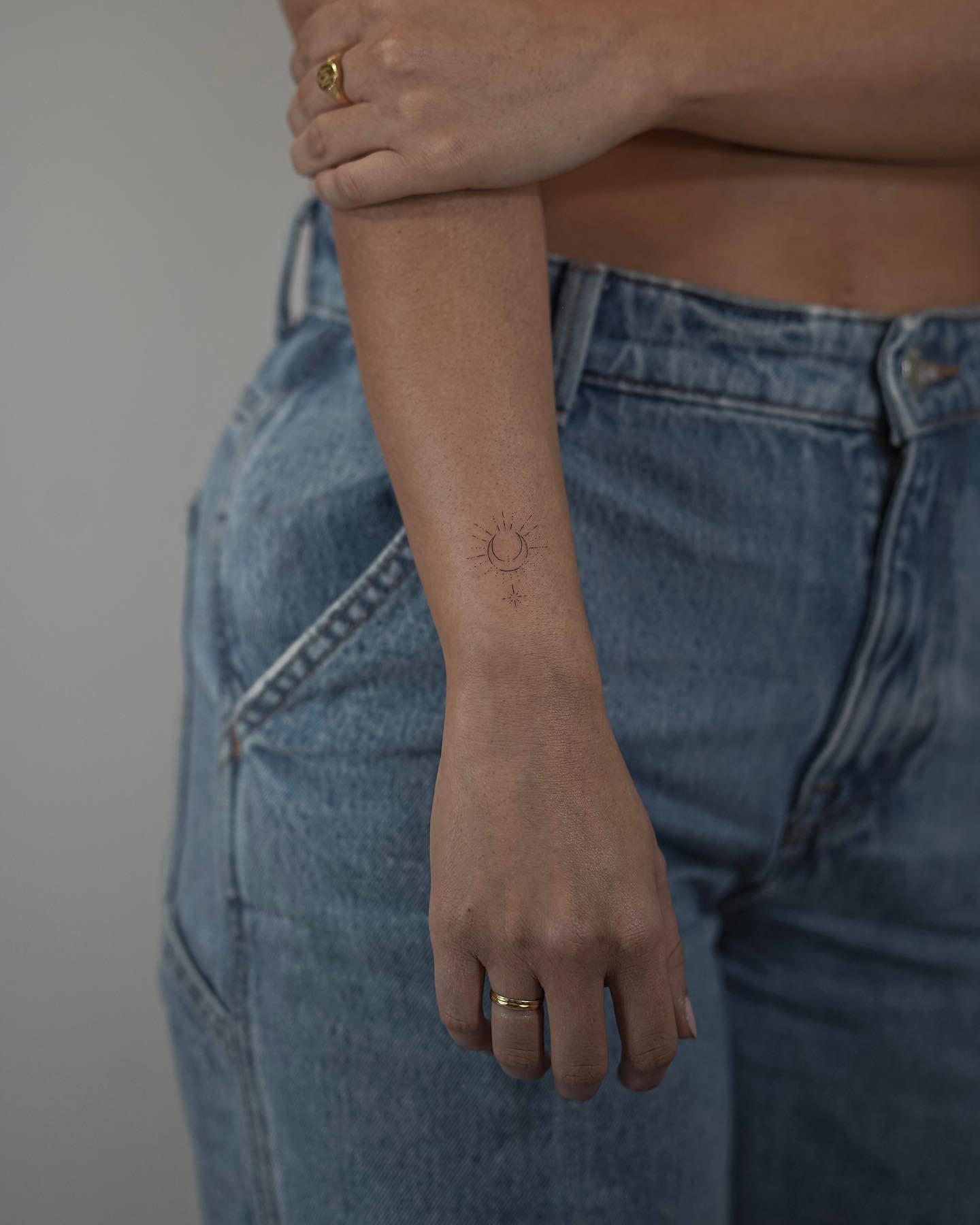 Tatuaje de sol en antebrazo, línea fina Sinkply Madrid