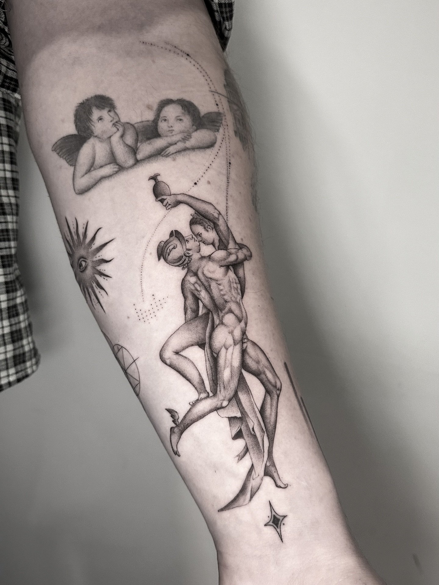 Tatuaje de sol en antebrazo, línea fina Sinkply Madrid