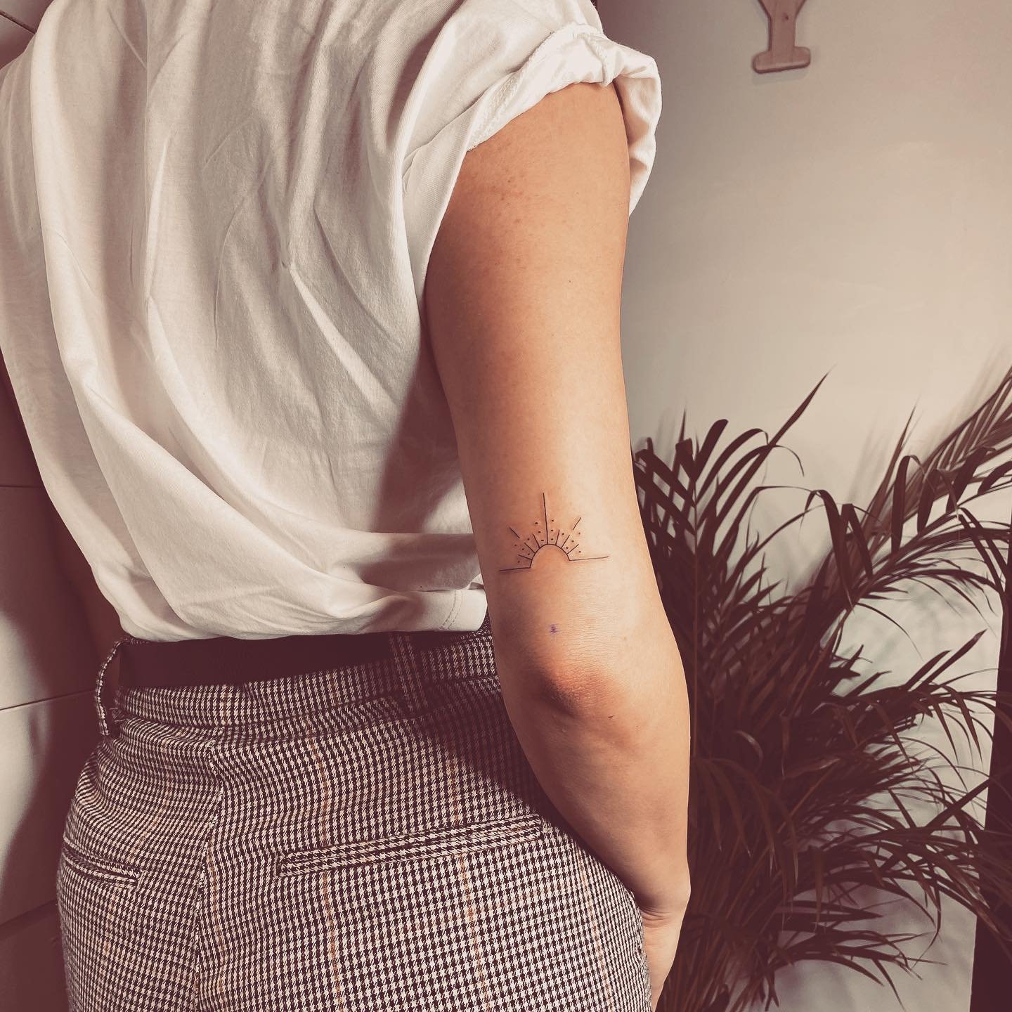 Tatuaje de sol en antebrazo, línea fina Sinkply Madrid