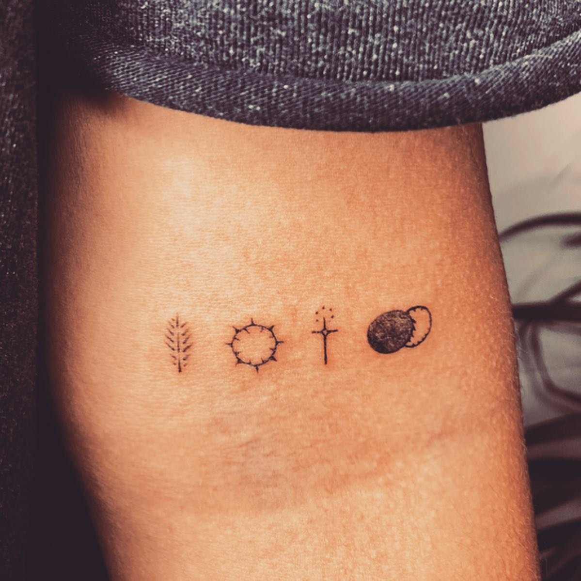 Tatuaje de sol en antebrazo, línea fina Sinkply Madrid
