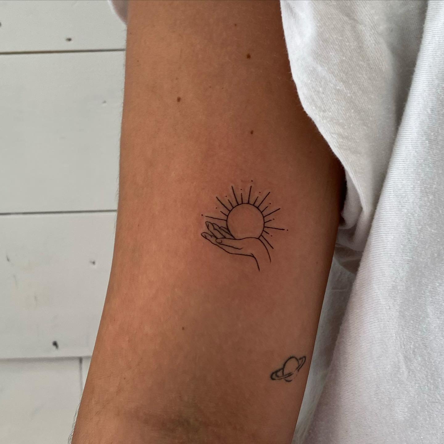 Tatuaje de sol en antebrazo, línea fina Sinkply Madrid