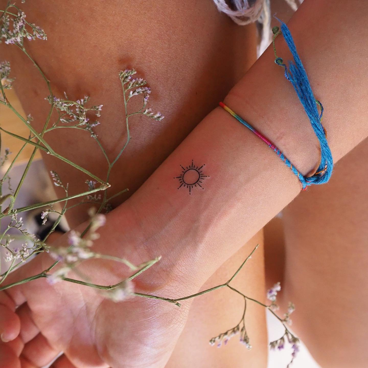 Tatuaje de sol en antebrazo, línea fina Sinkply Madrid