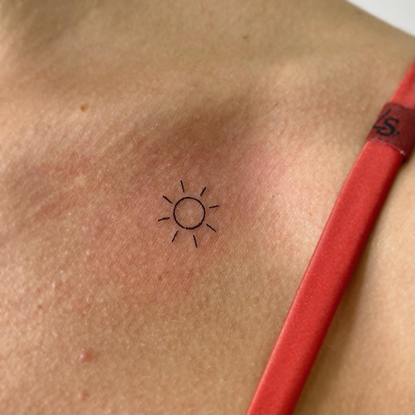 Tatuaje de sol en antebrazo, línea fina Sinkply Madrid