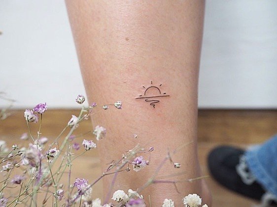 Tatuaje de sol en antebrazo, línea fina Sinkply Madrid