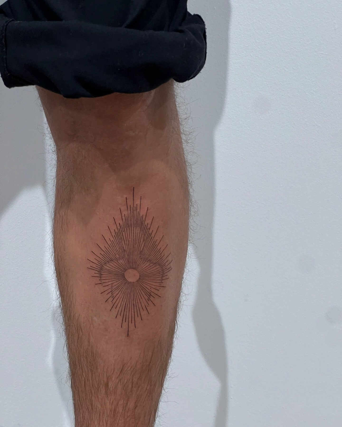 Tatuaje de sol en antebrazo, línea fina Sinkply Madrid