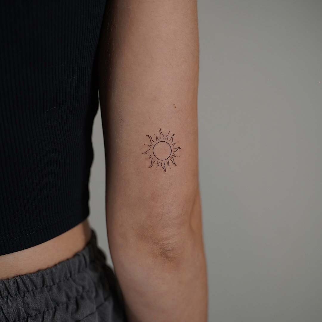 Tatuaje de sol en antebrazo, línea fina Sinkply Madrid