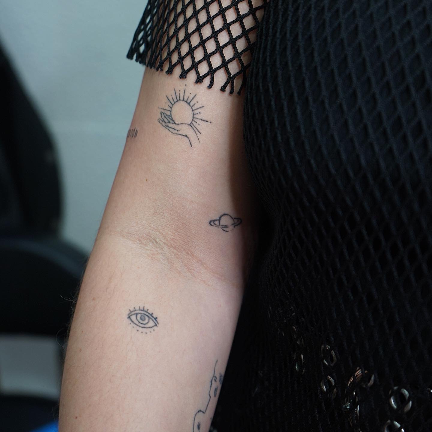 Tatuaje de sol en brazo, línea fina Sinkply Madrid