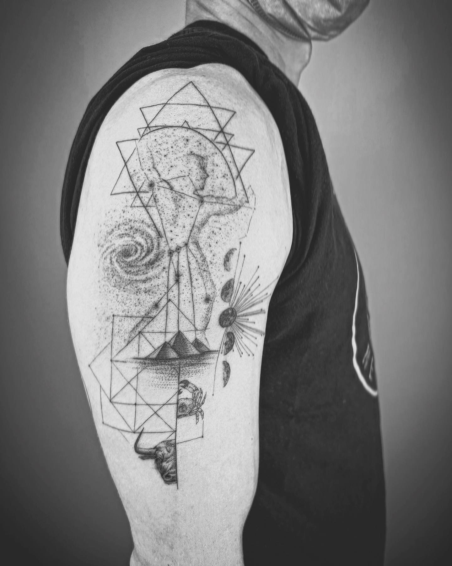 Tatuaje de sol en brazo, línea fina Sinkply Madrid