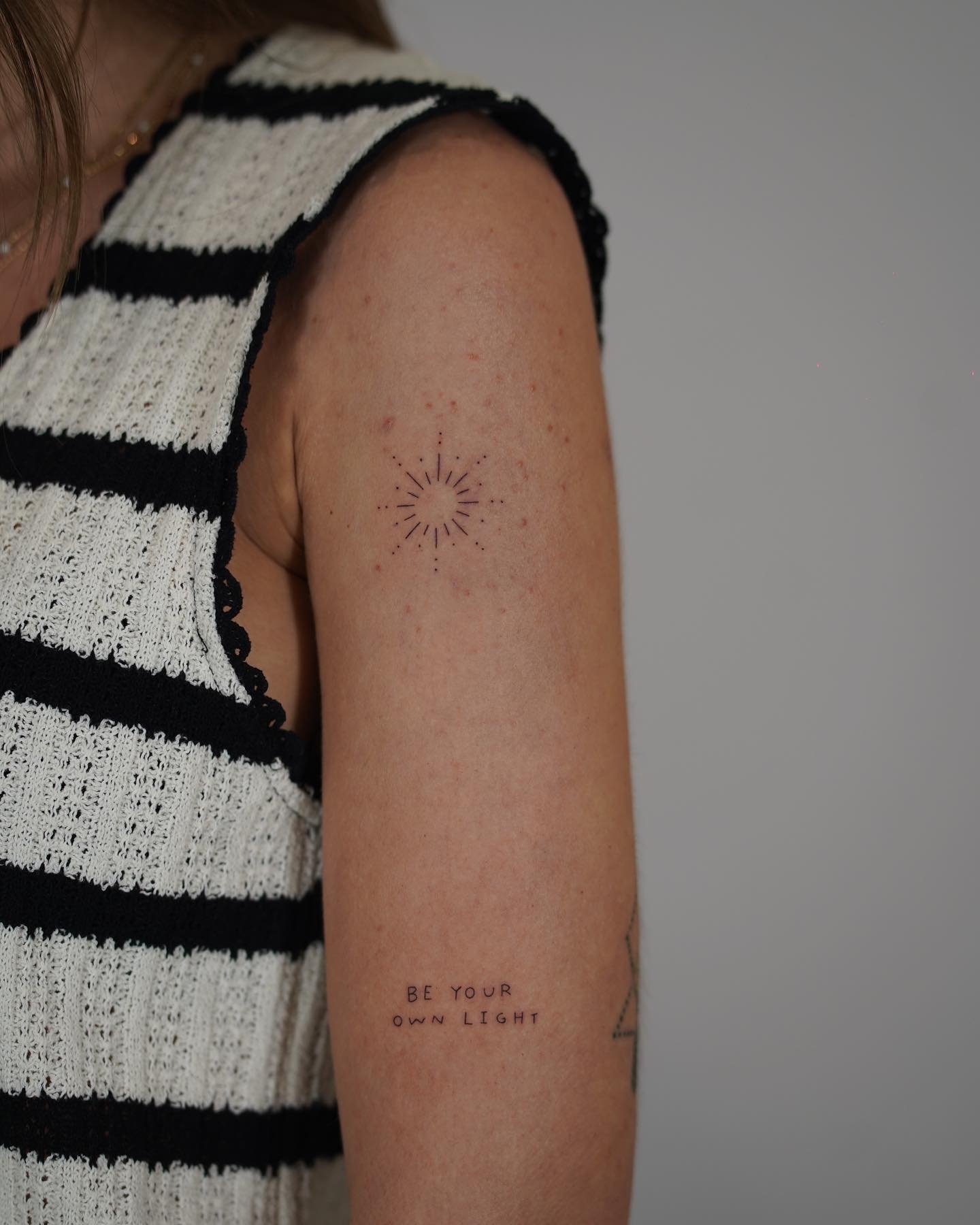 Tatuaje de sol en brazo, línea fina Sinkply Madrid