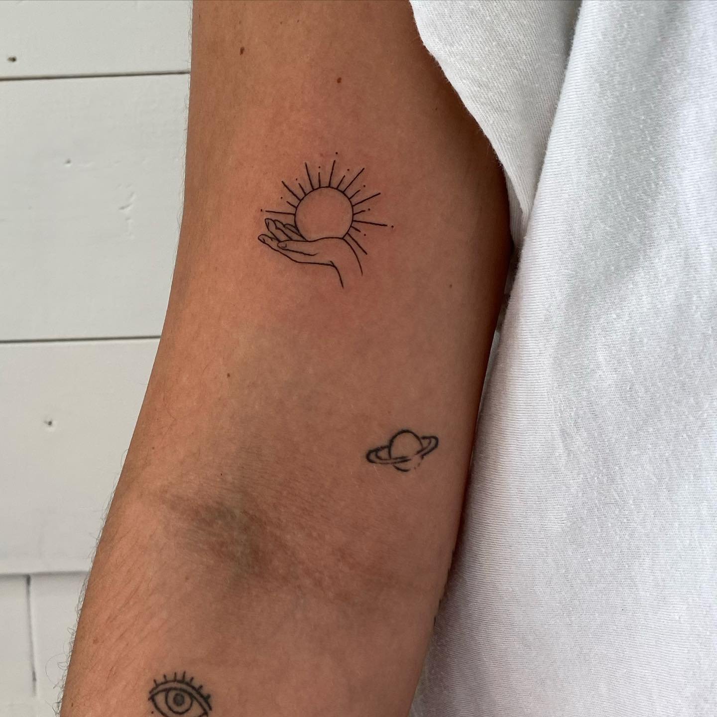 Tatuaje de sol en brazo, línea fina Sinkply Madrid