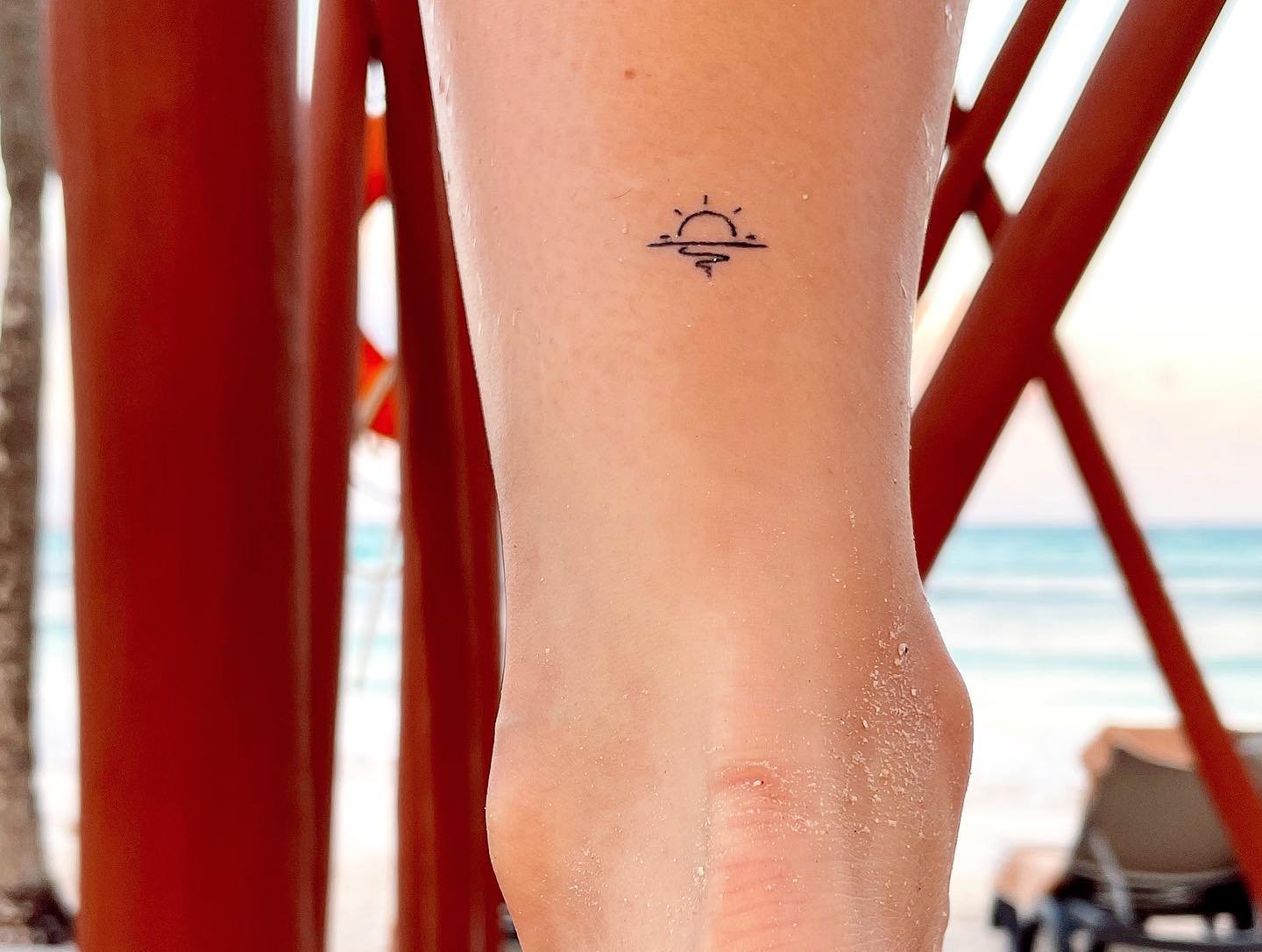 Tatuaje de sol en brazo, línea fina Sinkply Madrid