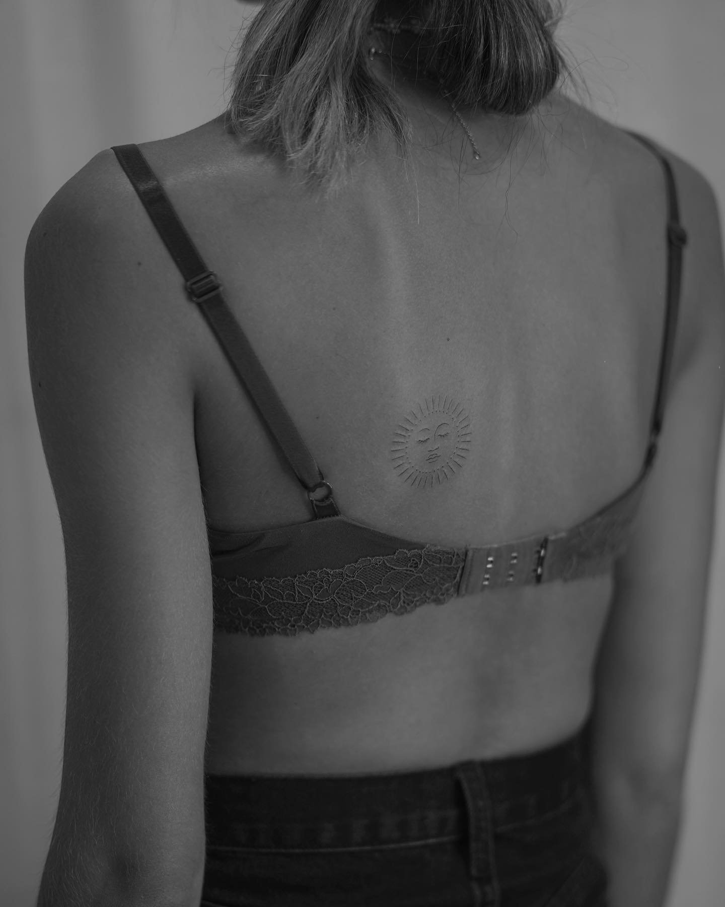 Tatuaje de sol en costilla, línea fina Sinkply Madrid