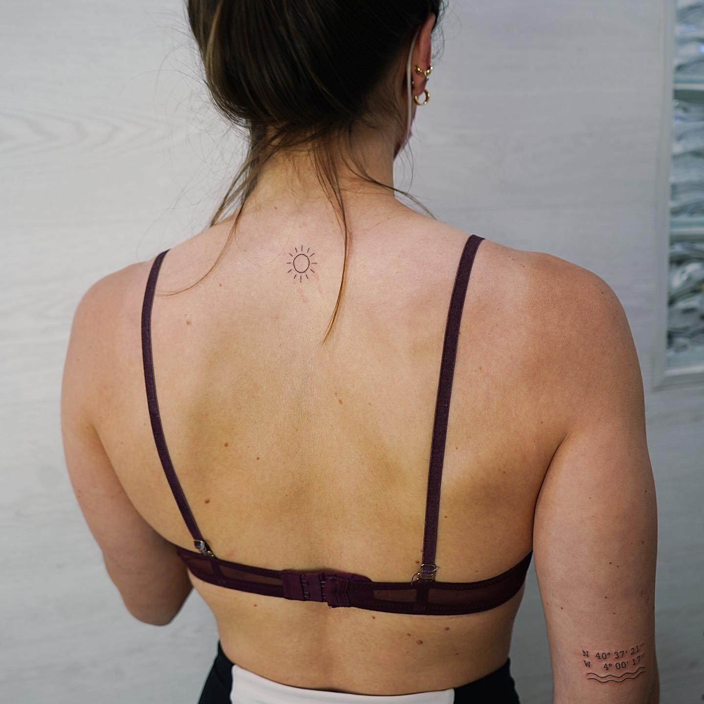 Tatuaje de sol en espalda, línea fina Sinkply Madrid