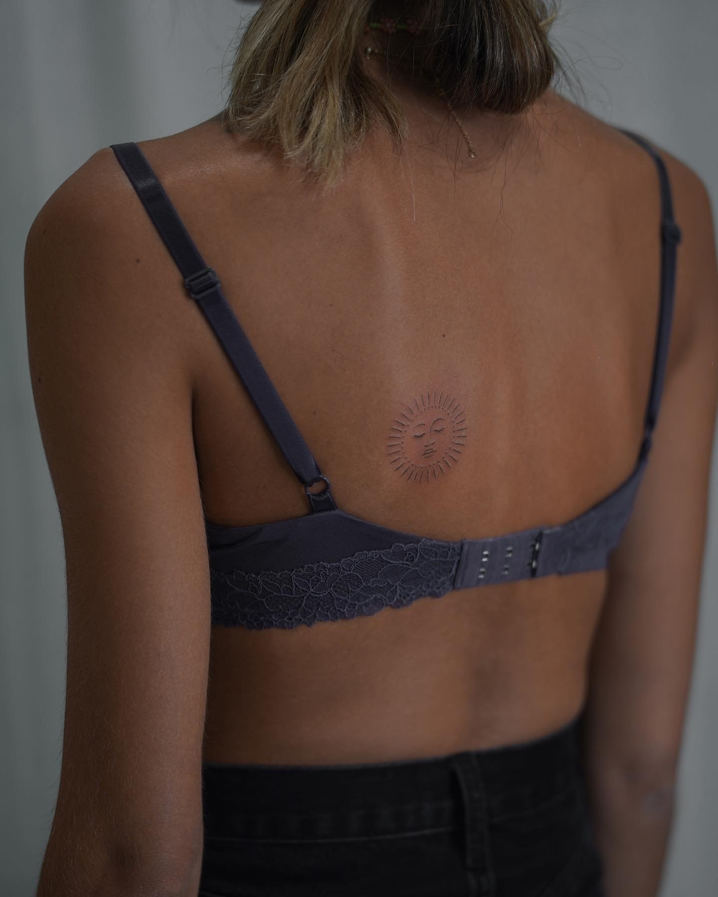Tatuaje de sol en espalda, línea fina Sinkply Madrid