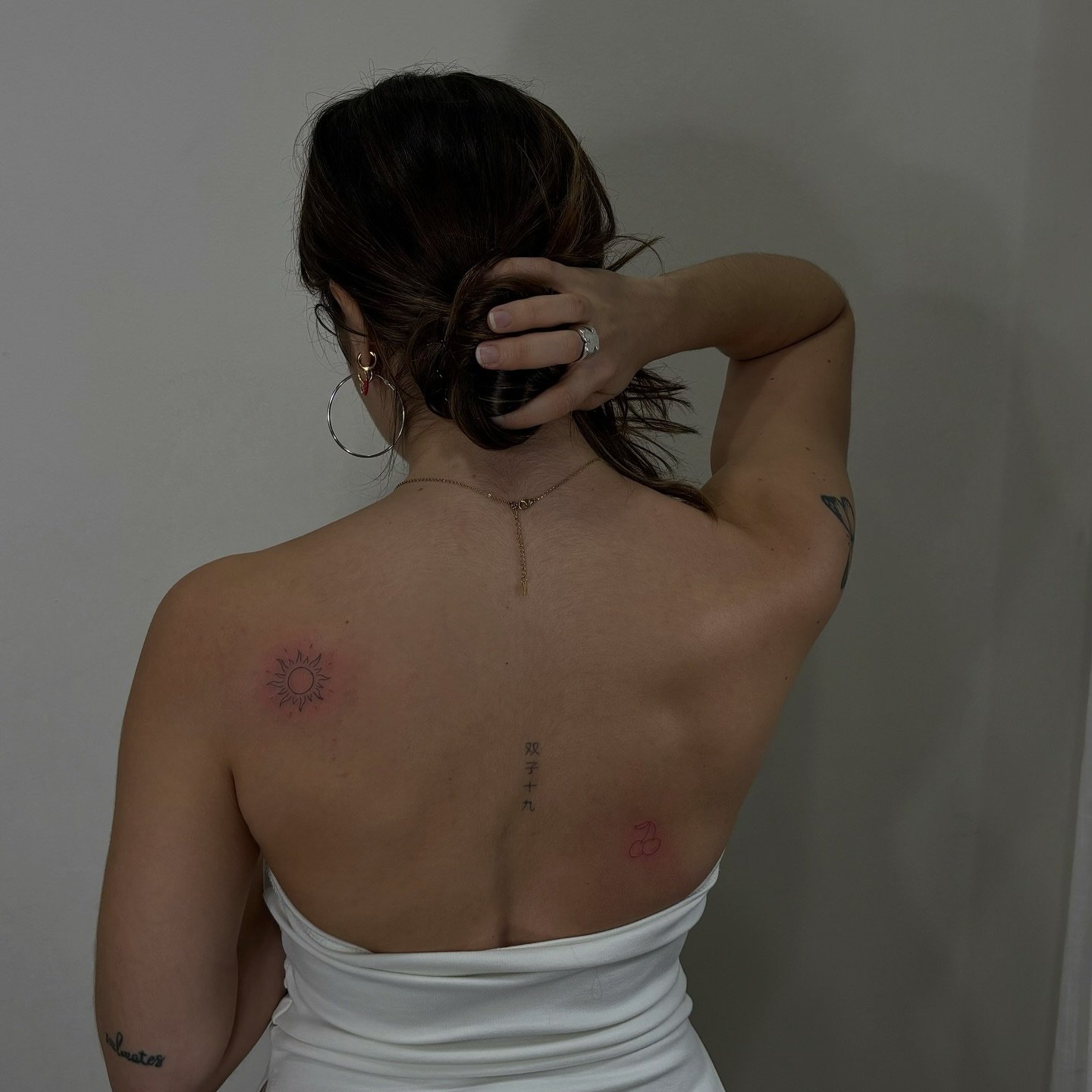 Tatuaje de sol en espalda, línea fina Sinkply Madrid