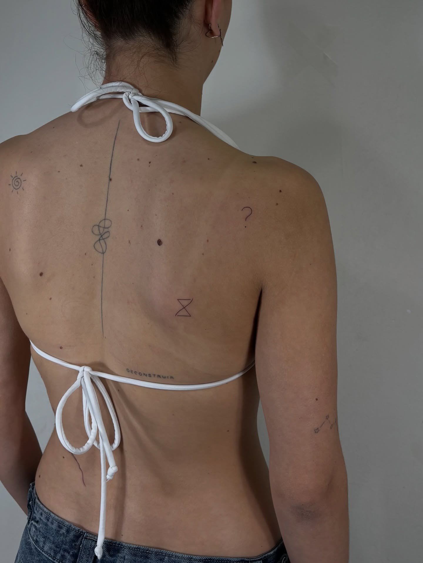 Tatuaje de sol en espalda, línea fina Sinkply Madrid