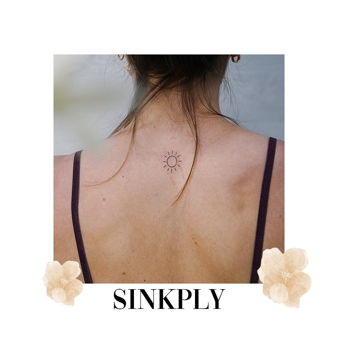Tatuaje de sol en espalda, línea fina Sinkply Madrid