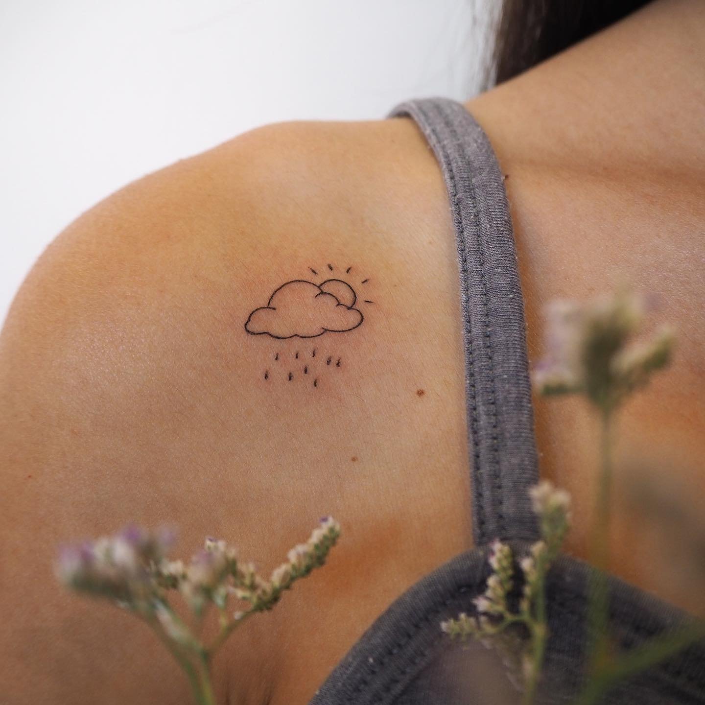 Tatuaje de sol en hombro, línea fina Sinkply Madrid