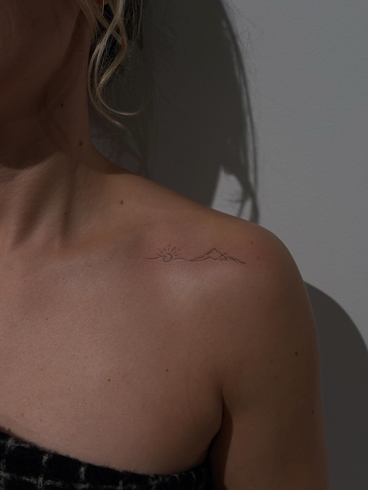 Tatuaje de sol en hombro, línea fina Sinkply Madrid