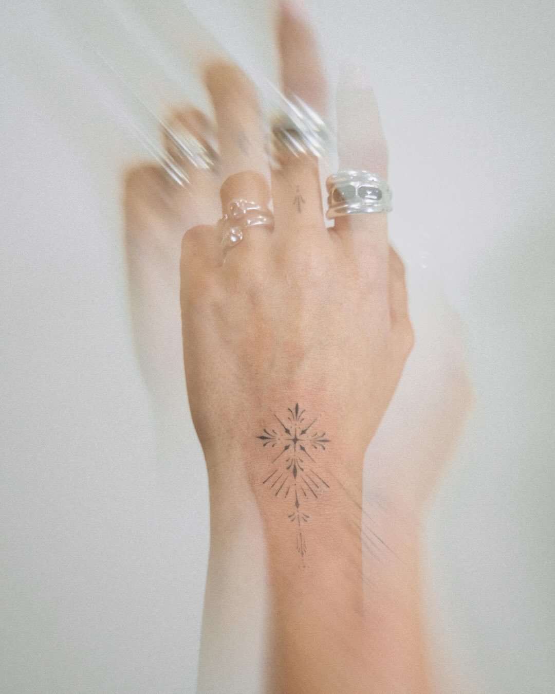 Tatuaje de sol en mano, línea fina Sinkply Madrid