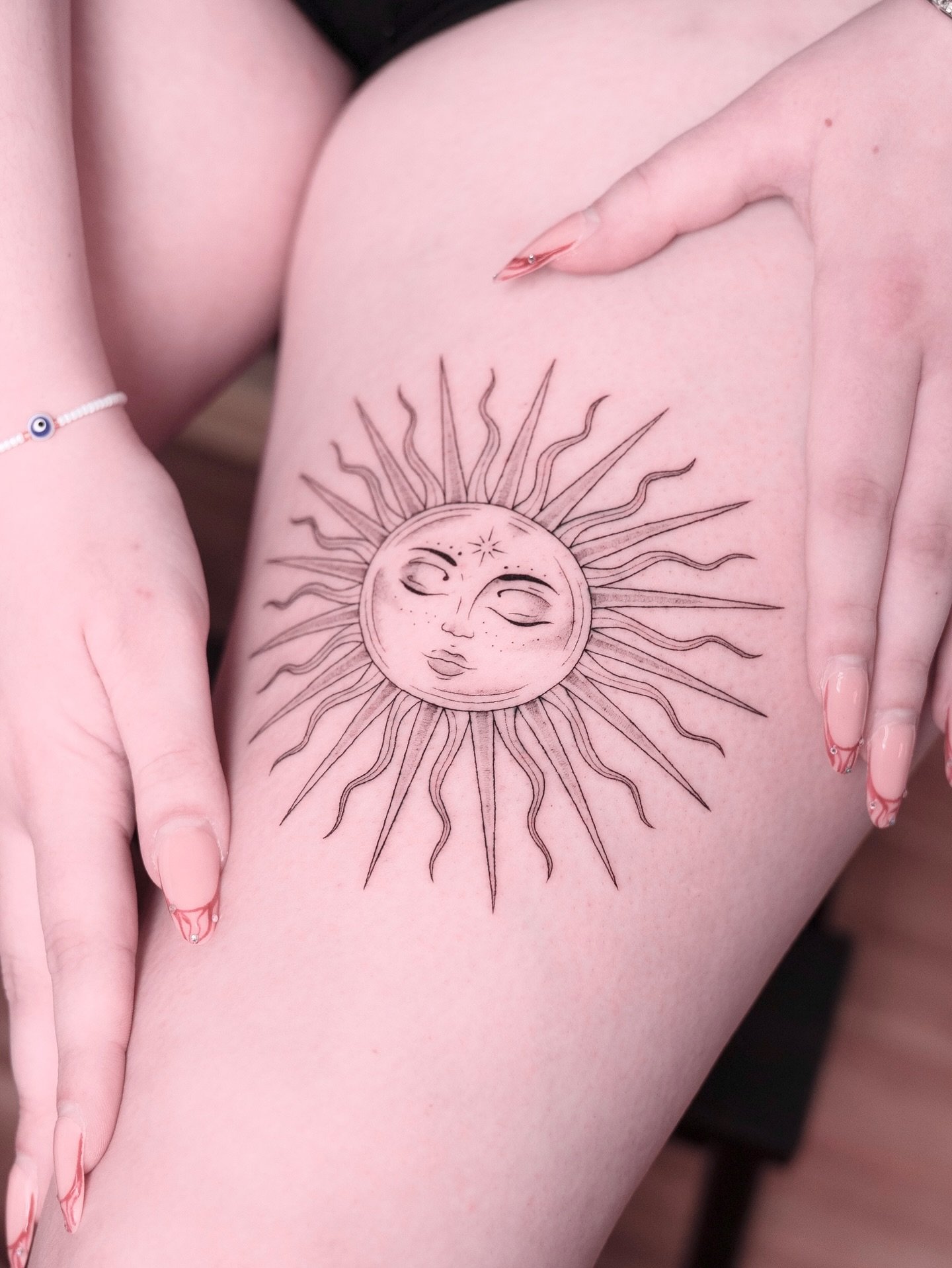Tatuaje de sol en muslo, línea fina Sinkply Madrid