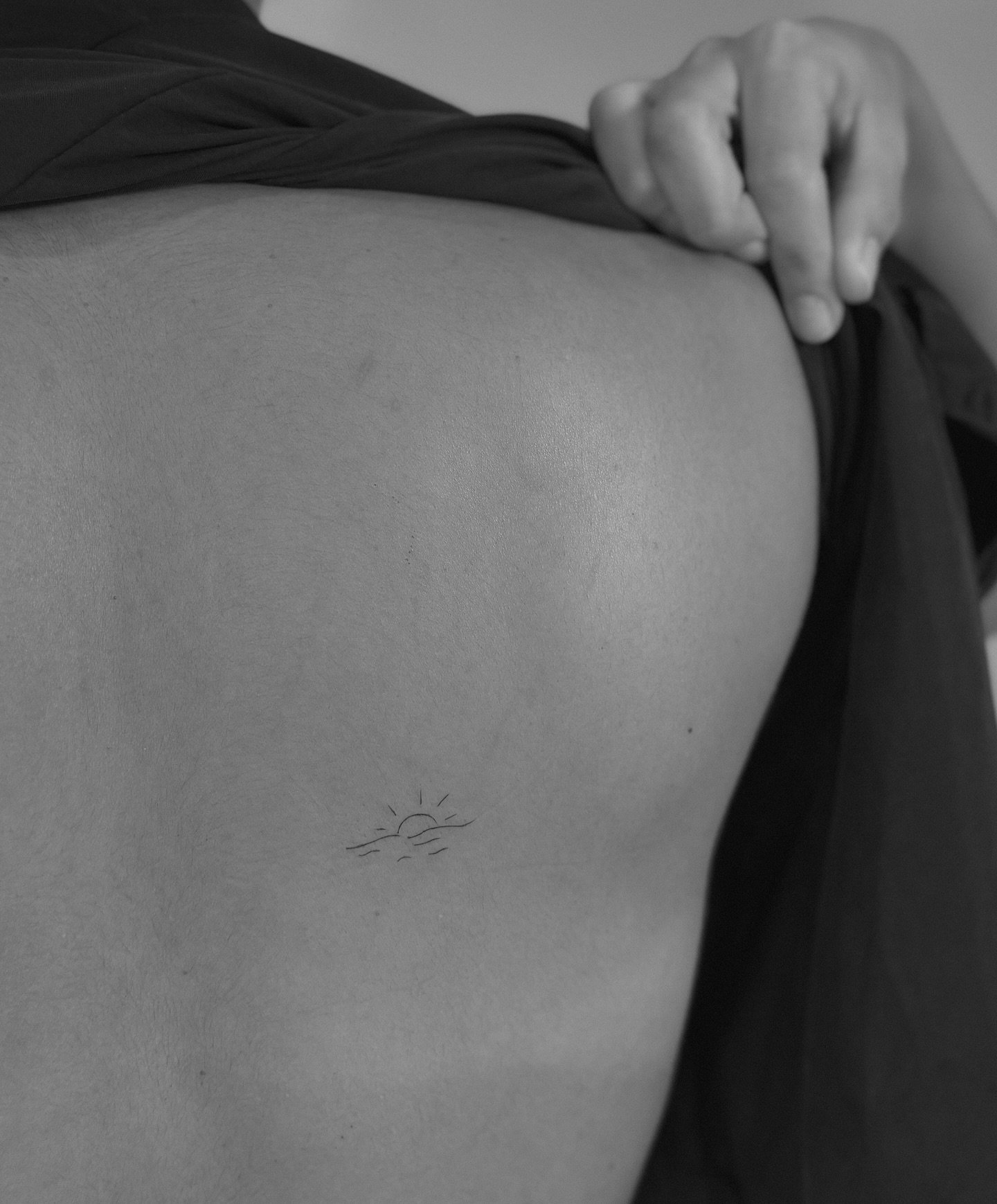 Tatuaje de sol en muslo, línea fina Sinkply Madrid
