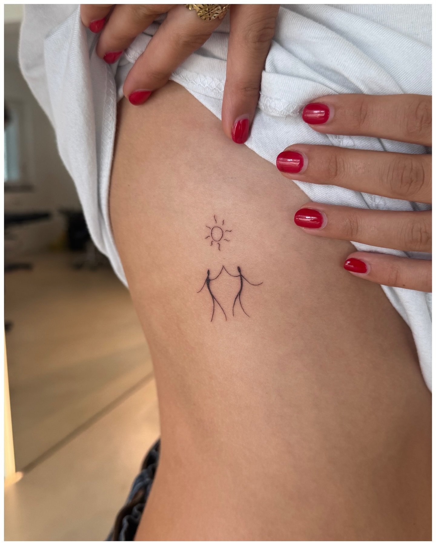 Tatuaje de sol en muslo, línea fina Sinkply Madrid