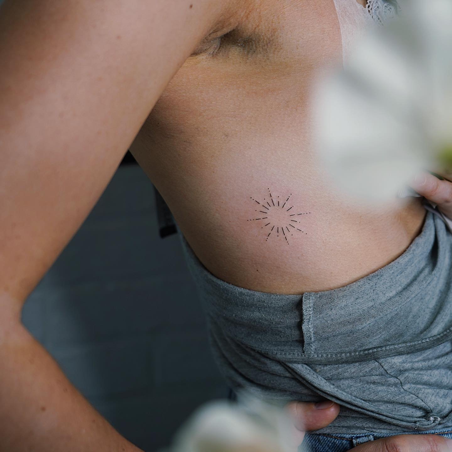 Tatuaje de sol en pecho, línea fina Sinkply Madrid