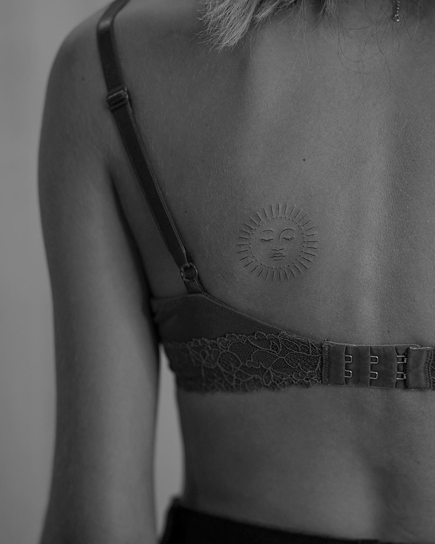 Tatuaje de sol en pecho, línea fina Sinkply Madrid