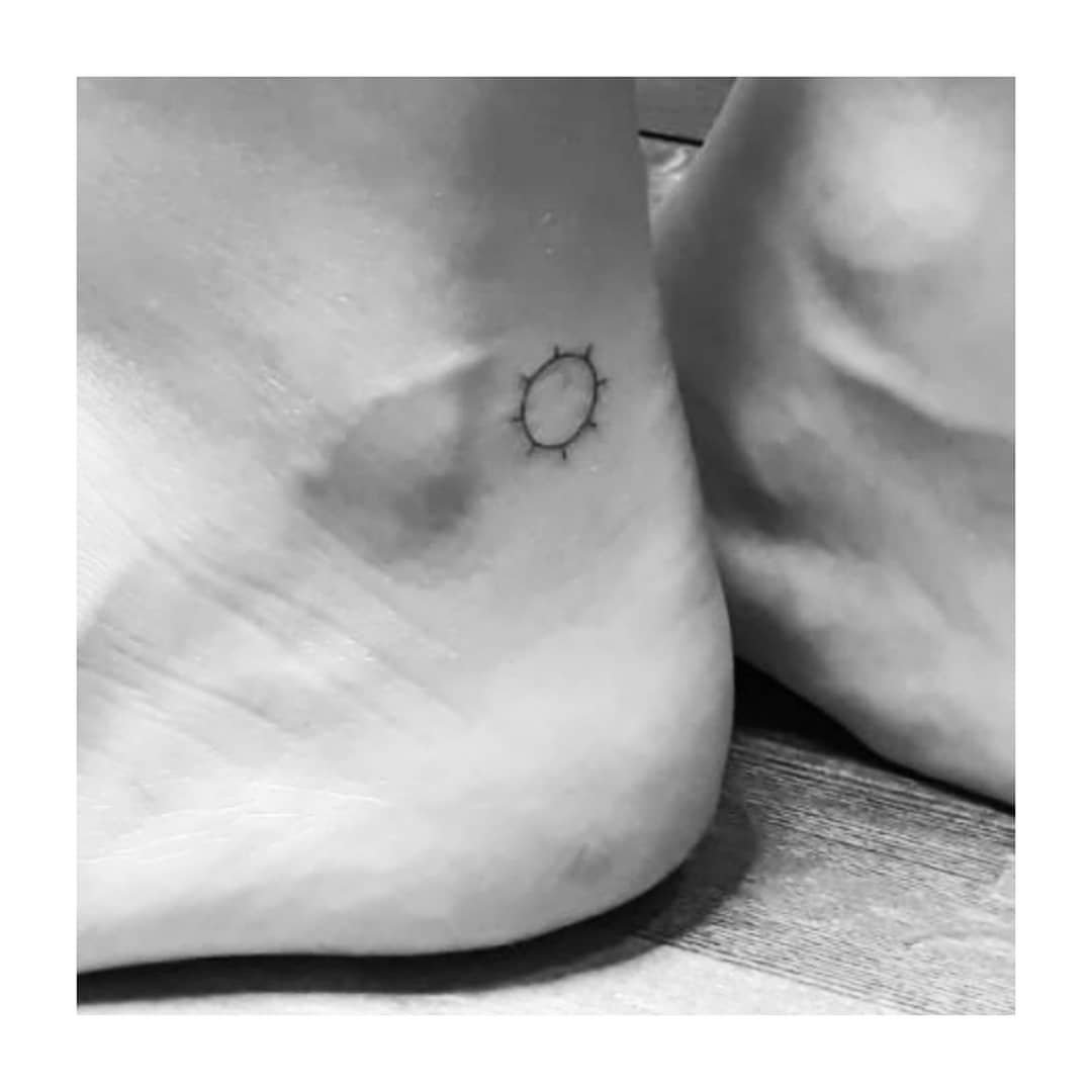 Tatuaje de sol en pie, línea fina Sinkply Madrid